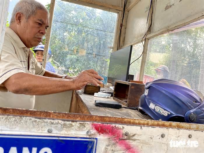 Bãi xe bệnh viện thu phí cao hơn quy định, thắc mắc nhân viên nói 'không thích thì đi nơi khác gửi'