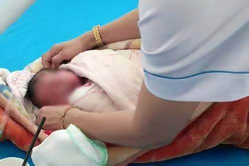 Kon Tum: Phát hiện một bé sơ sinh bị bỏ rơi trước nhà dân