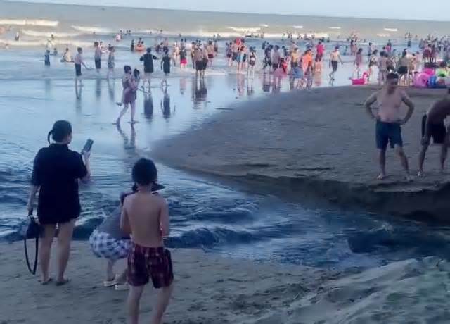 Nước thải đen chảy ra bãi biển Sầm Sơn do sự cố do mất điện?
