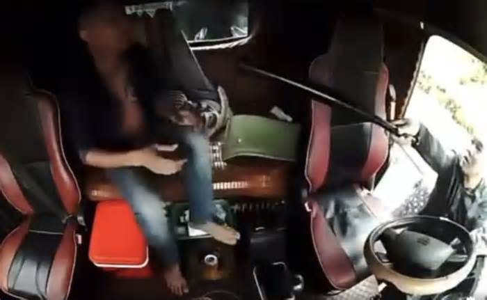 Tạm giữ 3 người chặn đầu, hành hung tài xế xe tải trên cao tốc Nội Bài - Lào Cai