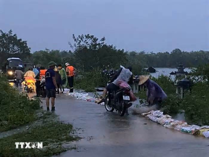 Hà Nội: Nhiều đoạn đê xung yếu được đắp cao ngăn lũ dữ