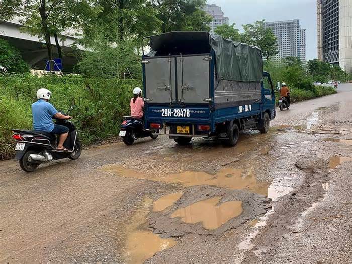 Đoạn đường chi chít ổ voi như “bẫy” người dân tại Hà Nội