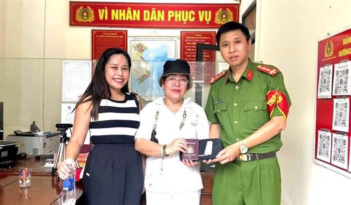 Trao trả tài sản du khách nước ngoài đánh rơi tại Đà Nẵng