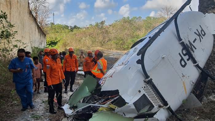 Rơi trực thăng chở 5 người ở Indonesia, tất cả sống sót