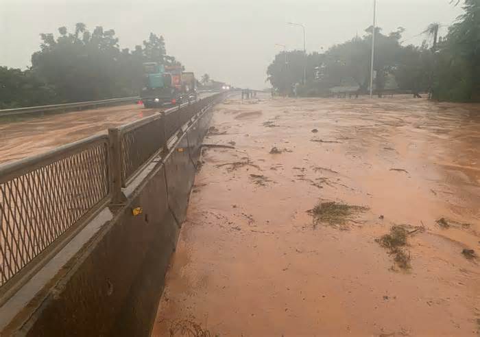 Cát đỏ tràn lấp quốc lộ 1 qua Lâm Đồng, giao thông tê liệt