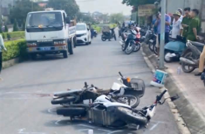 Xe máy và xe máy điện tông nhau, hai người chết