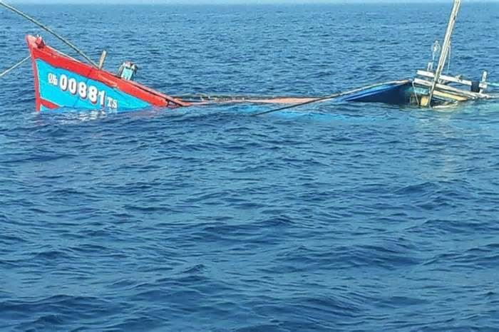 Tàu cá Phú Yên chìm ở Khánh Hòa, 5 ngư dân mất tích