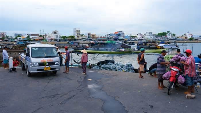 Có nơi lên hàng hóa, thương hồ chợ nổi Cái Răng vui mừng kiếm sống