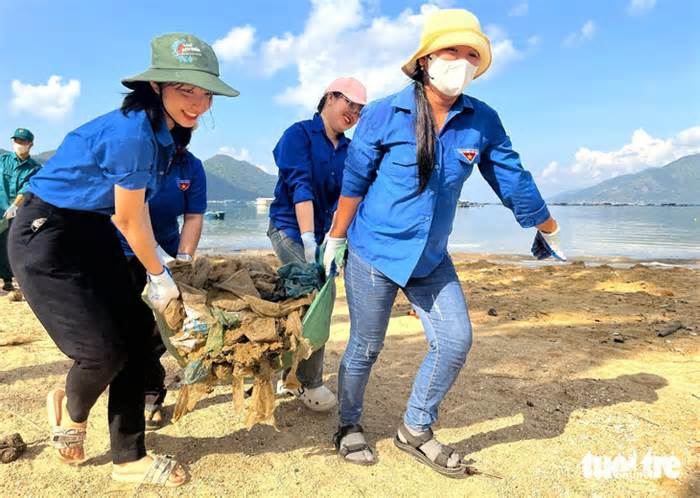 Bờ vịnh Vũng Rô được dọn, chính quyền khuyến khích quay video hành vi xả rác