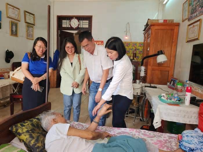 Công ty địa ốc Him Lam và báo Tiền Phong thăm, tặng quà thương bệnh binh tại Long Đất