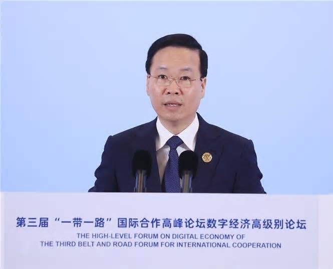 Chủ tịch nước gặp gỡ cán bộ cơ quan ngoại giao Việt Nam tại Trung Quốc