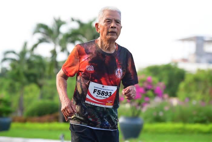 Cụ ông 93 tuổi tham gia giải chạy bộ