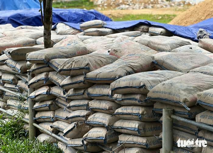 Vụ xi măng để ngoài trời ở Hà Tĩnh gây hư hỏng: Khởi tố chủ tịch xã