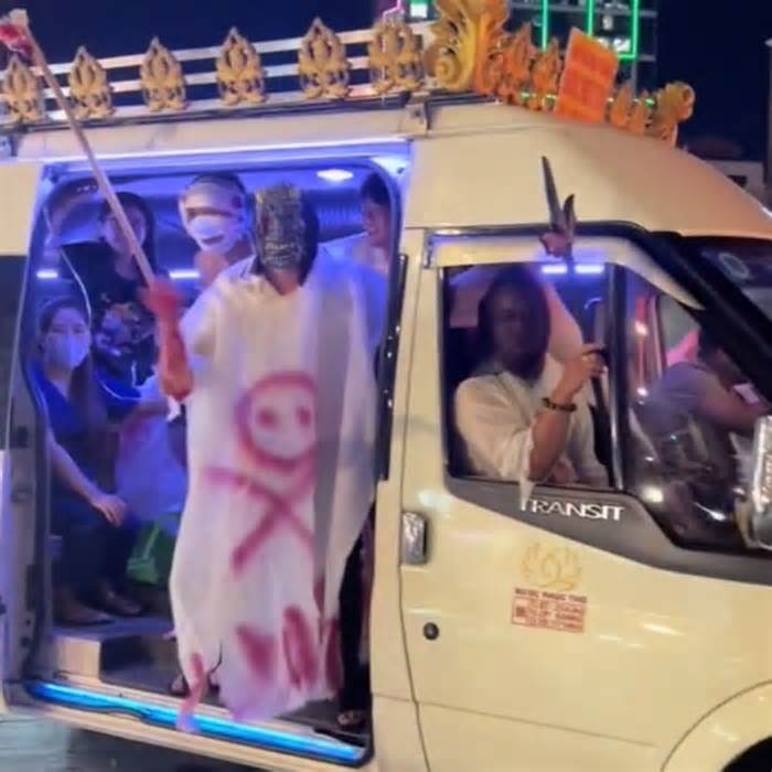 Xử phạt 8 người trên xe tang chở 'ma' diễu phố đêm Halloween