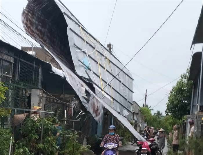 Dông lốc làm nhà dân tốc mái bay lên dây điện ở Đồng Nai