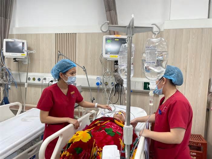 Video giây phút nữ điều dưỡng Bệnh viện Bạch Mai cấp cứu du khách ngừng tuần hoàn ở Đà Nẵng