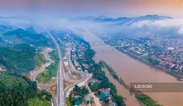 Phố núi soi bóng sông Hồng lung linh, huyền ảo từ trên cao