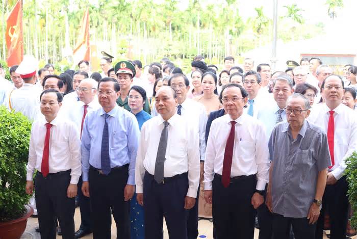 Đoàn đại biểu TPHCM dâng hương tưởng nhớ các đồng chí nguyên lãnh đạo Đảng