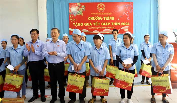 Lãnh đạo các Ủy ban của Quốc hội trao quà Tết cho công nhân Bình Thuận