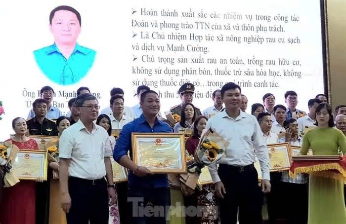 Bí thư Đoàn khởi nghiệp thành công với rau sạch quê nhà