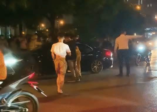 Tài xế nghi đột quỵ giữa đường, cảnh sát giao thông phải đập cửa ô tô để giải cứu