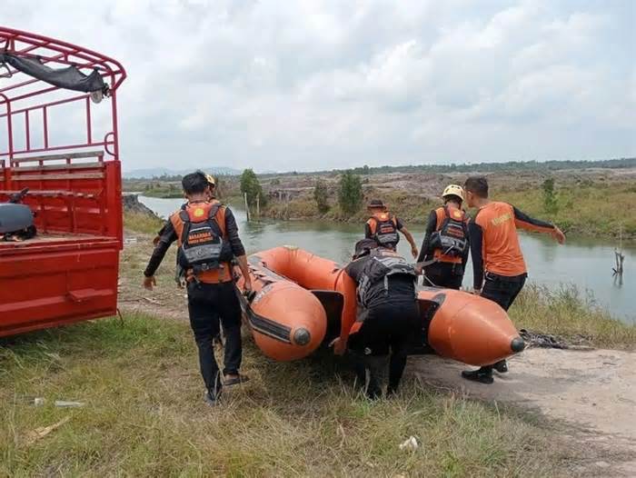 Rửa chân dưới sông, thanh niên bị cá sấu lôi đi ngay trước mắt bố vợ