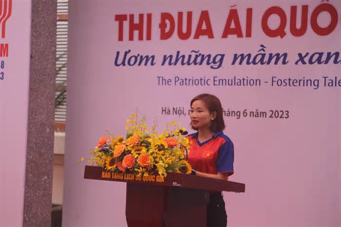 VĐV Nguyễn Thị Oanh trao tặng đồ tập thể thao cho Bảo tàng Lịch sử Quốc gia