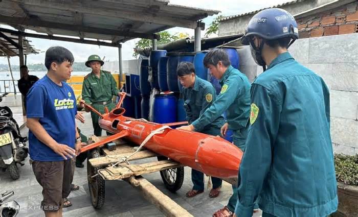 Máy bay không người lái trôi vào bờ biển Quảng Ngãi