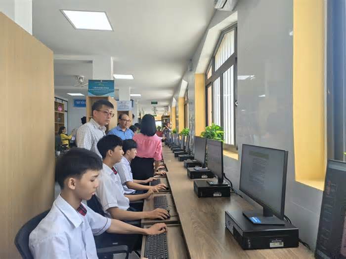 NXB Giáo dục VN tặng hơn 1.000 sách cho Trường THPT Nguyễn Chí Thanh