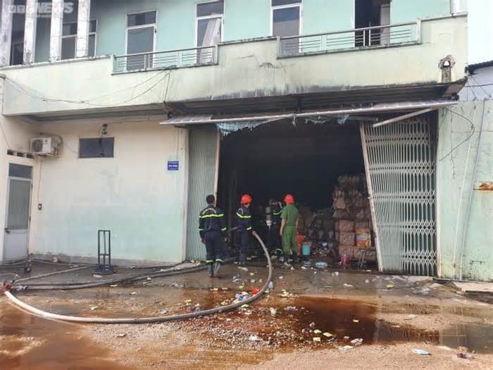 Bình Định: Kho hàng rộng 400m2 bốc cháy dữ dội