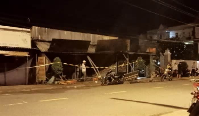 Cháy 2 ki ốt buôn bán quần áo và phụ kiện điện thoại ở Tiền Giang