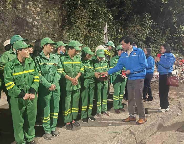 Vui Tết với công nhân môi trường vùng biên trong đêm giao thừa