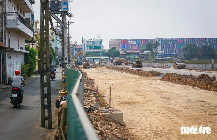 Đập bức tường tồn tại 3 thập kỷ, gỡ tắc đường vào sân bay Tân Sơn Nhất