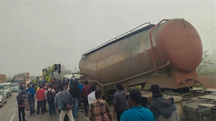 Ấn Độ: Xe khách va chạm xe bồn chở xăng, ít nhất 13 người thiệt mạng