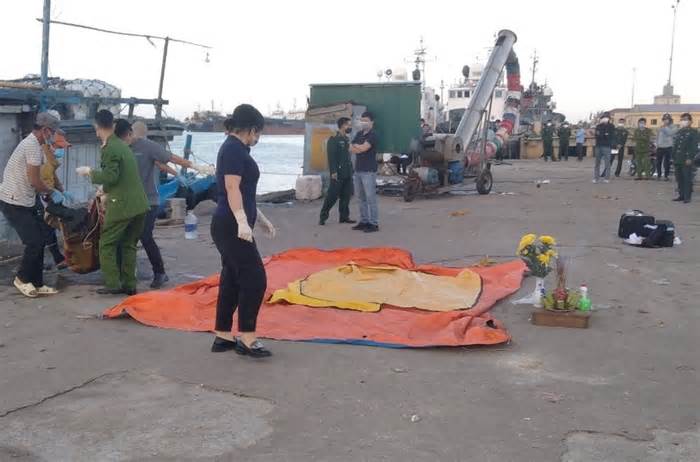 Thi thể người bị phân hủy phần đầu trôi dạt trên vùng biển Quảng Trị