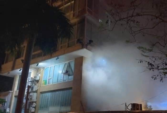 Hà Nội: Cháy khu chứa quần áo Bệnh viện Đông Đô trong đêm