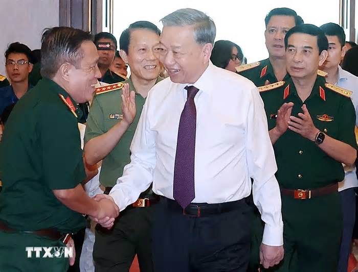 Tổng Bí thư Tô Lâm gặp mặt đại biểu tướng lĩnh, anh hùng và các lực lượng tham gia Chiến dịch Hồ Chí Minh