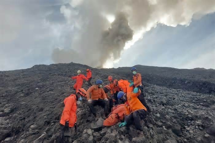 Thêm 11 người thiệt mạng khi núi lửa Indonesia phun trào