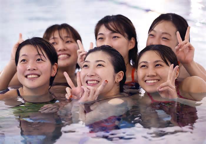 Tỉnh Nhật ra quy định khuyến khích dân cười mỗi ngày