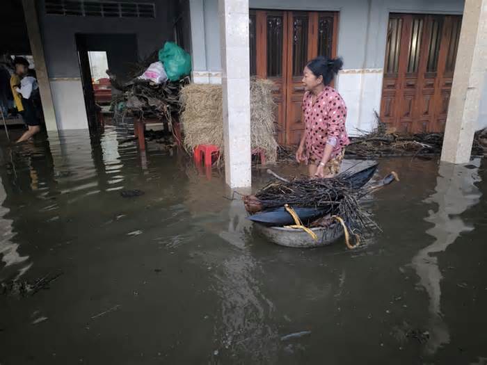 Người dân Bến Tre đối mặt với triều cường lớn nhất từ trước đến nay