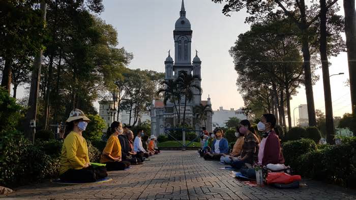 Hình ảnh 'quay mặt vào bụi cây' phóng uế phản cảm ở loạt công viên tại TPHCM