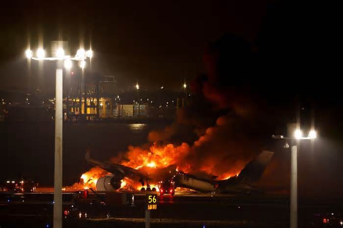 Máy bay chở 379 người bốc cháy khi hạ cánh ở Nhật Bản, 5 người chết