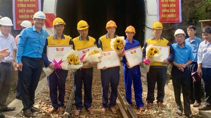 Công đoàn Đường sắt gắn biển công trình mừng Đại hội Công đoàn Việt Nam