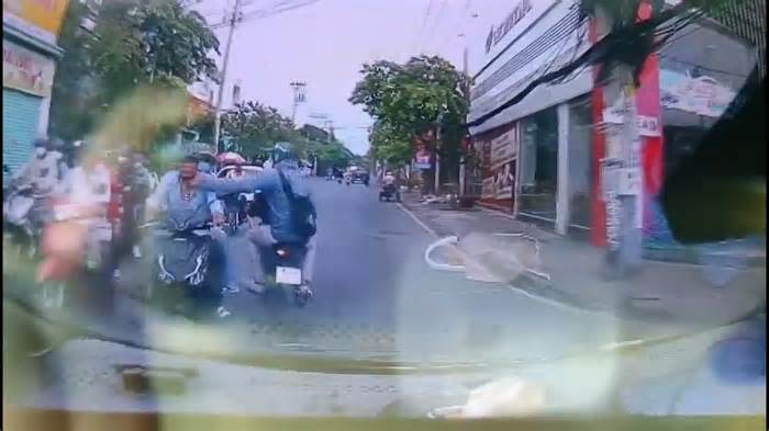 Cận cảnh cướp giật dây chuyền nhanh như chớp ở TP Hồ Chí Minh