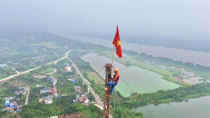 Trên đại công trường 500kV mạch 3 - bài 12: Kéo điện vượt sông Hồng