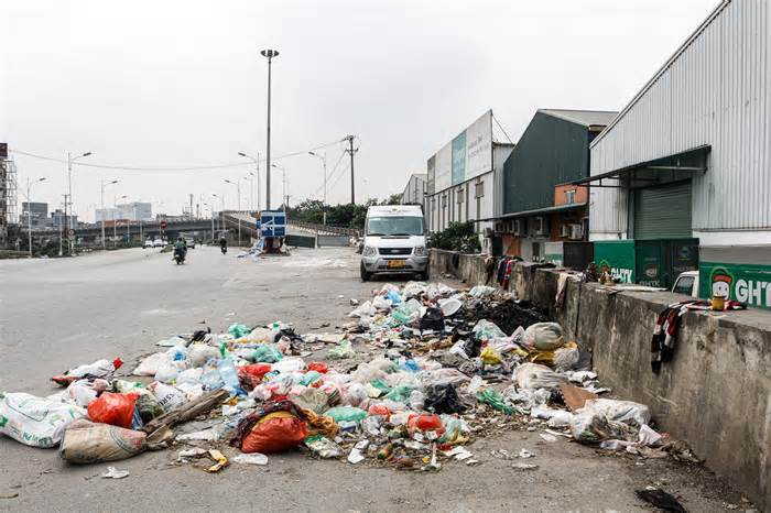 Loạt bãi rác tự phát gây ô nhiễm trên các tuyến đường ở Hà Nội