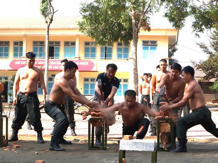 Tận thấy Cảnh sát cơ động Đắk Lắk phô diễn nội công 'mình đồng da sắt'