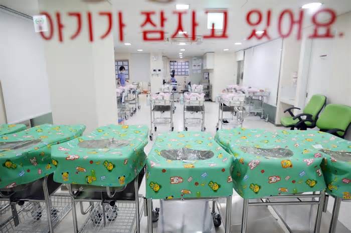 Vì sao đề xuất nghỉ phép chăm con bắt buộc của Hàn Quốc gây tranh cãi?
