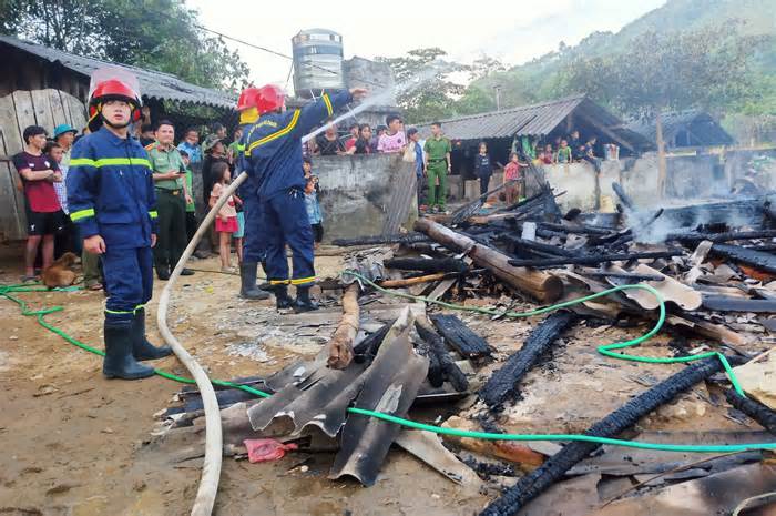 Công an kiểm tra hiện trường vụ cháy nhà khiến cháu bé 3 tuổi tử vong