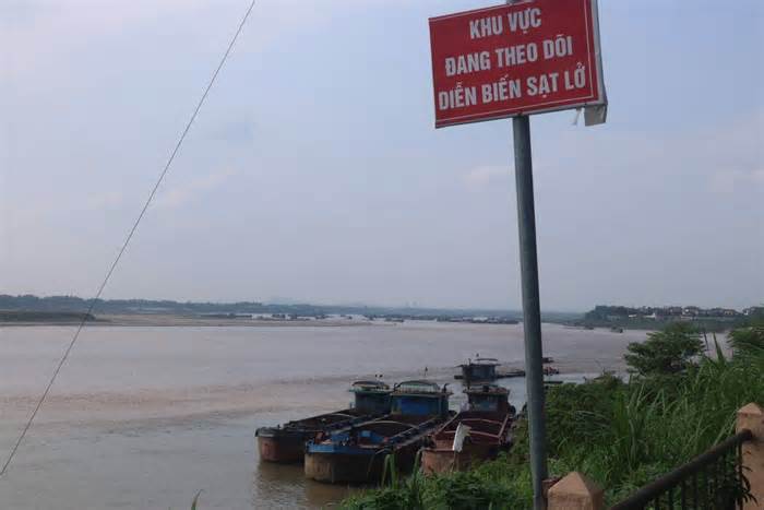 Hai hố sâu xuất hiện dưới lòng sông Đà ở khu vực hàng chục nhà dân nứt toác